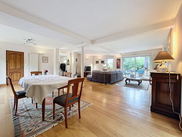 Charmante maison d'architecte entièrement rénovée de 7 pièces de 230m² sur un beau terrain arboré de 1300m² avec piscine.