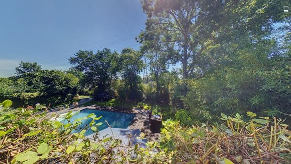 Charmante maison d'architecte entièrement rénovée de 7 pièces de 230m² sur un beau terrain arboré de 1300m² avec piscine.