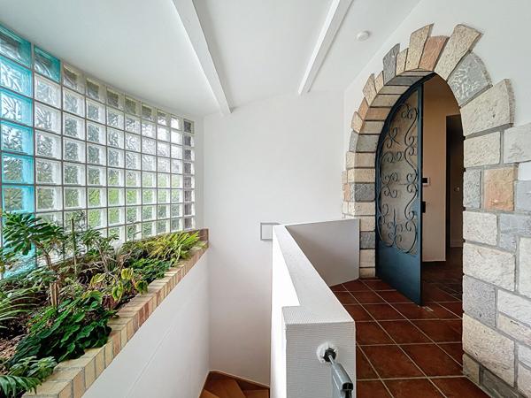 Charmante maison d'architecte entièrement rénovée de 7 pièces de 230m² sur un beau terrain arboré de 1300m² avec piscine.