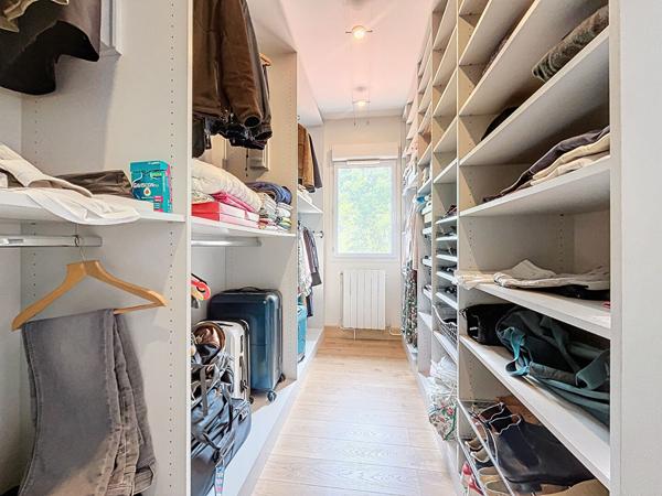 Charmante maison d'architecte entièrement rénovée de 7 pièces de 230m² sur un beau terrain arboré de 1300m² avec piscine.