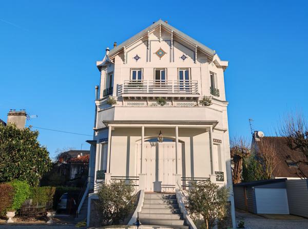 Appartement au dernier étage d'une maison bourgeoise avec dépendance et jardin.