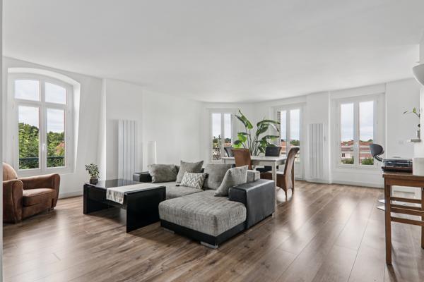 Appartement au dernier étage d'une maison bourgeoise avec dépendance et jardin.