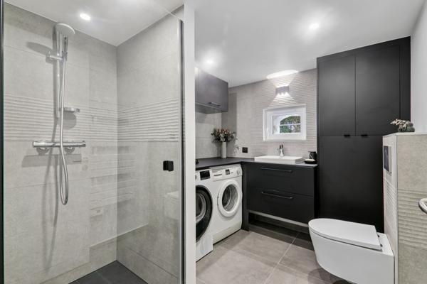 Appartement au dernier étage d'une maison bourgeoise avec dépendance et jardin.