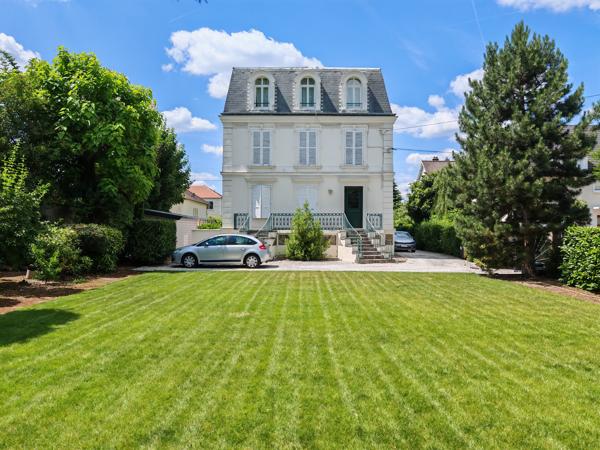 Appartement au dernier étage d'une maison bourgeoise avec dépendance et jardin.