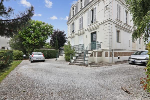 Appartement au dernier étage d'une maison bourgeoise avec dépendance et jardin.
