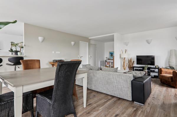 Appartement au dernier étage d'une maison bourgeoise avec dépendance et jardin.
