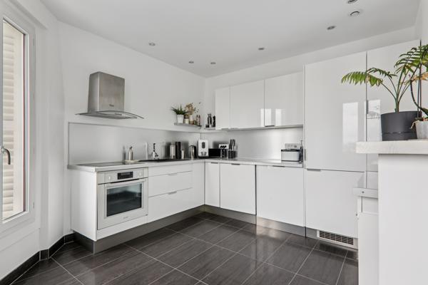 Appartement au dernier étage d'une maison bourgeoise avec dépendance et jardin.