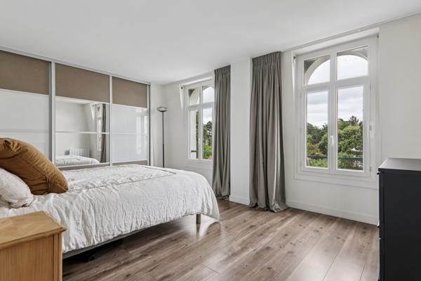 Appartement au dernier étage d'une maison bourgeoise avec dépendance et jardin.