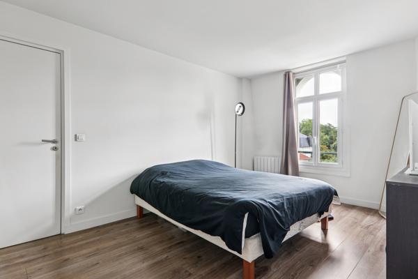 Appartement au dernier étage d'une maison bourgeoise avec dépendance et jardin.