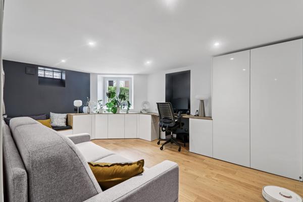 Appartement au dernier étage d'une maison bourgeoise avec dépendance et jardin.