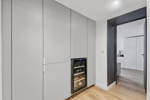 Appartement au dernier étage d'une maison bourgeoise avec dépendance et jardin.