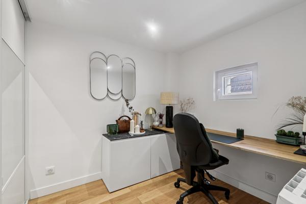 Appartement au dernier étage d'une maison bourgeoise avec dépendance et jardin.