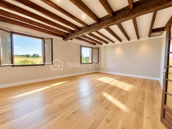 BSK IMMOBILIER vous présente cette Maison de Bourg, alliant le charme de l'ancien et le confort moderne.

Au RDC : une Entrée, une vaste Chambre, une Buanderie, un WC et un Garage.

Au 1er : une Salon-Séjour, une Cuisine Aménagée et Équipée, deux Chambres, une Salle de Bain avec douche et un WC.

- Rénovation intérieure récente
- DPE E 
- GES B
- Menuiseries BOIS Double Vitrage
- Chauffage Électrique par Radiateurs
- Surface Habitable 118m²

Un bien rare, prêt à vivre.

Contactez-moi pour plus d'informations ou pour organiser une visite !