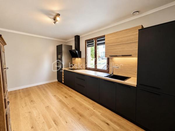 BSK IMMOBILIER vous présente cette Maison de Bourg, alliant le charme de l'ancien et le confort moderne.

Au RDC : une Entrée, une vaste Chambre, une Buanderie, un WC et un Garage.

Au 1er : une Salon-Séjour, une Cuisine Aménagée et Équipée, deux Chambres, une Salle de Bain avec douche et un WC.

- Rénovation intérieure récente
- DPE E 
- GES B
- Menuiseries BOIS Double Vitrage
- Chauffage Électrique par Radiateurs
- Surface Habitable 118m²

Un bien rare, prêt à vivre.

Contactez-moi pour plus d'informations ou pour organiser une visite !