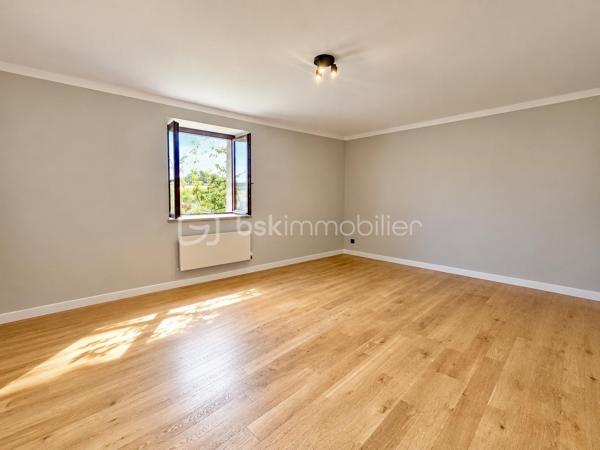 BSK IMMOBILIER vous présente cette Maison de Bourg, alliant le charme de l'ancien et le confort moderne.

Au RDC : une Entrée, une vaste Chambre, une Buanderie, un WC et un Garage.

Au 1er : une Salon-Séjour, une Cuisine Aménagée et Équipée, deux Chambres, une Salle de Bain avec douche et un WC.

- Rénovation intérieure récente
- DPE E 
- GES B
- Menuiseries BOIS Double Vitrage
- Chauffage Électrique par Radiateurs
- Surface Habitable 118m²

Un bien rare, prêt à vivre.

Contactez-moi pour plus d'informations ou pour organiser une visite !