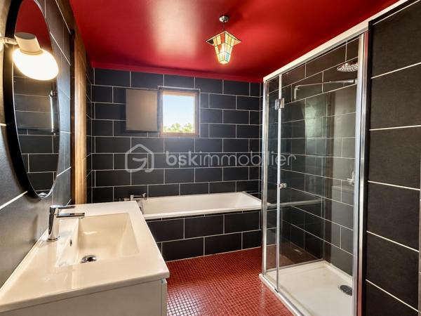 BSK IMMOBILIER vous présente cette Maison de Bourg, alliant le charme de l'ancien et le confort moderne.

Au RDC : une Entrée, une vaste Chambre, une Buanderie, un WC et un Garage.

Au 1er : une Salon-Séjour, une Cuisine Aménagée et Équipée, deux Chambres, une Salle de Bain avec douche et un WC.

- Rénovation intérieure récente
- DPE E 
- GES B
- Menuiseries BOIS Double Vitrage
- Chauffage Électrique par Radiateurs
- Surface Habitable 118m²

Un bien rare, prêt à vivre.

Contactez-moi pour plus d'informations ou pour organiser une visite !