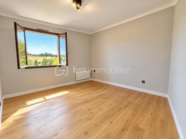 BSK IMMOBILIER vous présente cette Maison de Bourg, alliant le charme de l'ancien et le confort moderne.

Au RDC : une Entrée, une vaste Chambre, une Buanderie, un WC et un Garage.

Au 1er : une Salon-Séjour, une Cuisine Aménagée et Équipée, deux Chambres, une Salle de Bain avec douche et un WC.

- Rénovation intérieure récente
- DPE E 
- GES B
- Menuiseries BOIS Double Vitrage
- Chauffage Électrique par Radiateurs
- Surface Habitable 118m²

Un bien rare, prêt à vivre.

Contactez-moi pour plus d'informations ou pour organiser une visite !
