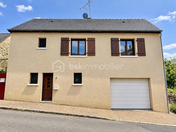 BSK IMMOBILIER vous présente cette Maison de Bourg, alliant le charme de l'ancien et le confort moderne.

Au RDC : une Entrée, une vaste Chambre, une Buanderie, un WC et un Garage.

Au 1er : une Salon-Séjour, une Cuisine Aménagée et Équipée, deux Chambres, une Salle de Bain avec douche et un WC.

- Rénovation intérieure récente
- DPE E 
- GES B
- Menuiseries BOIS Double Vitrage
- Chauffage Électrique par Radiateurs
- Surface Habitable 118m²

Un bien rare, prêt à vivre.

Contactez-moi pour plus d'informations ou pour organiser une visite !