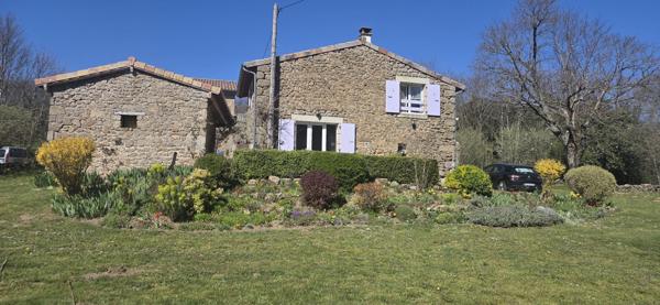 Saint-Barthélemy-Grozon (07270) Maison en pierres avec dépendance et grand terrain