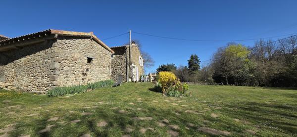 Saint-Barthélemy-Grozon (07270) Maison en pierres avec dépendance et grand terrain