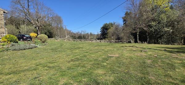 Saint-Barthélemy-Grozon (07270) Maison en pierres avec dépendance et grand terrain