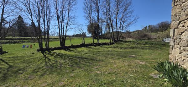 Saint-Barthélemy-Grozon (07270) Maison en pierres avec dépendance et grand terrain