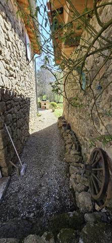 Saint-Barthélemy-Grozon (07270) Maison en pierres avec dépendance et grand terrain