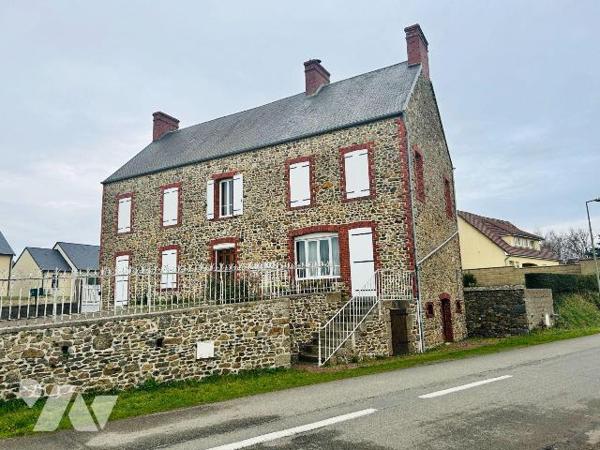 Maison avec vue sur la baie de sienne entre plages et ville.
Divisée en 2 logements distincts ...