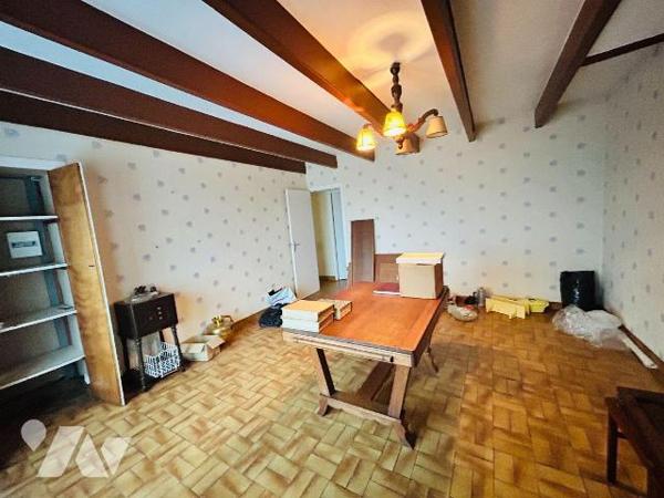 Maison avec vue sur la baie de sienne entre plages et ville.
Divisée en 2 logements distincts ...