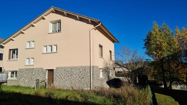 Saint Genest Malifaux 42660 Centre village Maison traditionnelle exposée Sud-Est sous bassement pierres de pays construite en 1975 sur sous-sol complet, 103m² habitables 3 chambres sur 890m² de terrain