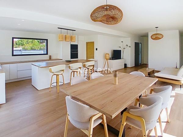 Maison d'Architecte de 156 m2 avec 3 chambres, Piscine Chauffée sur une parcelle de 730 m²