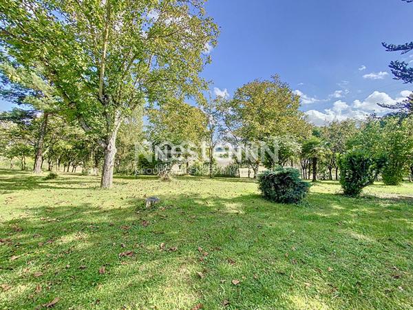 A vendre: Maison située à Auch, 5 pièces, 122 m2, sur un terrain de 8 840m2 avec garages et terrasses