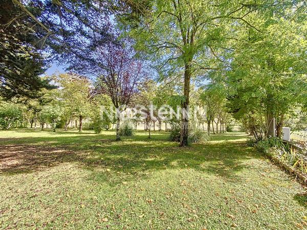 A vendre: Maison située à Auch, 5 pièces, 122 m2, sur un terrain de 8 840m2 avec garages et terrasses