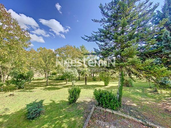 A vendre: Maison située à Auch, 5 pièces, 122 m2, sur un terrain de 8 840m2 avec garages et terrasses