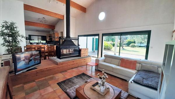 MAISON DE PLAIN-PIED, 5 CHAMBRES, GRAND HANGAR ET LOCAL