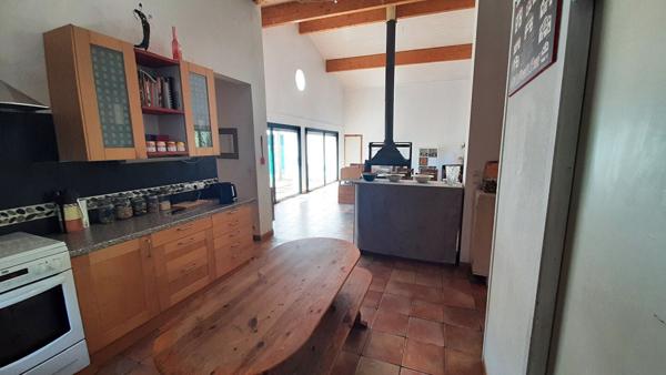 MAISON DE PLAIN-PIED, 5 CHAMBRES, GRAND HANGAR ET LOCAL