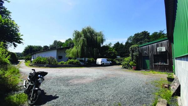 MAISON DE PLAIN-PIED, 5 CHAMBRES, GRAND HANGAR ET LOCAL