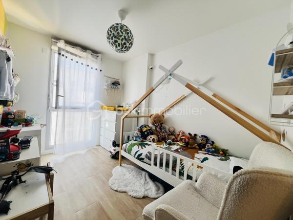 Dans une résidence récente et sécurisée de 2016, découvrez ce bel appartement 3 pièces de 63m² NORME PMR entièrement rénové en 2024 , situé au 5ᵉ étage sur 6 avec ascenseur, bénéficiant d’une exposition SUD-OUEST qui apporte une excellente luminosité.
Agencement:
       Entrée : 6.30 m²
       Séjour lumineux : 21 m²
      Cuisine : 4.90 m²
       Chambre 1 : 11.70 m²
       Chambre 2 : 9.10 m²
       Salle de bain : 4.40 m²
       WC séparés : 1.80 m²
      Dégagement : 3.70 m²
Balcon de 8 m², idéal pour profiter des beaux jours.
Place de parking PMR en sous-sol avec double portail .
 Transports:
       Tramway T9 à 6 minutes à pied
      Bus 183 direction Aéroport de Paris-Orly 
       Bus 483 à 3 minutes à pied
      Gare Gare de Choisy-le-Roi à 12 min à pied 
      Accès rapide à l’Autoroute A86