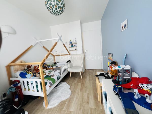 Dans une résidence récente et sécurisée de 2016, découvrez ce bel appartement 3 pièces de 63m² NORME PMR entièrement rénové en 2024 , situé au 5ᵉ étage sur 6 avec ascenseur, bénéficiant d’une exposition SUD-OUEST qui apporte une excellente luminosité.
Agencement:
       Entrée : 6.30 m²
       Séjour lumineux : 21 m²
      Cuisine : 4.90 m²
       Chambre 1 : 11.70 m²
       Chambre 2 : 9.10 m²
       Salle de bain : 4.40 m²
       WC séparés : 1.80 m²
      Dégagement : 3.70 m²
Balcon de 8 m², idéal pour profiter des beaux jours.
Place de parking PMR en sous-sol avec double portail .
 Transports:
       Tramway T9 à 6 minutes à pied
      Bus 183 direction Aéroport de Paris-Orly 
       Bus 483 à 3 minutes à pied
      Gare Gare de Choisy-le-Roi à 12 min à pied 
      Accès rapide à l’Autoroute A86