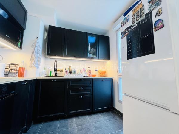 Dans une résidence récente et sécurisée de 2016, découvrez ce bel appartement 3 pièces de 63m² NORME PMR entièrement rénové en 2024 , situé au 5ᵉ étage sur 6 avec ascenseur, bénéficiant d’une exposition SUD-OUEST qui apporte une excellente luminosité.
Agencement:
       Entrée : 6.30 m²
       Séjour lumineux : 21 m²
      Cuisine : 4.90 m²
       Chambre 1 : 11.70 m²
       Chambre 2 : 9.10 m²
       Salle de bain : 4.40 m²
       WC séparés : 1.80 m²
      Dégagement : 3.70 m²
Balcon de 8 m², idéal pour profiter des beaux jours.
Place de parking PMR en sous-sol avec double portail .
 Transports:
       Tramway T9 à 6 minutes à pied
      Bus 183 direction Aéroport de Paris-Orly 
       Bus 483 à 3 minutes à pied
      Gare Gare de Choisy-le-Roi à 12 min à pied 
      Accès rapide à l’Autoroute A86