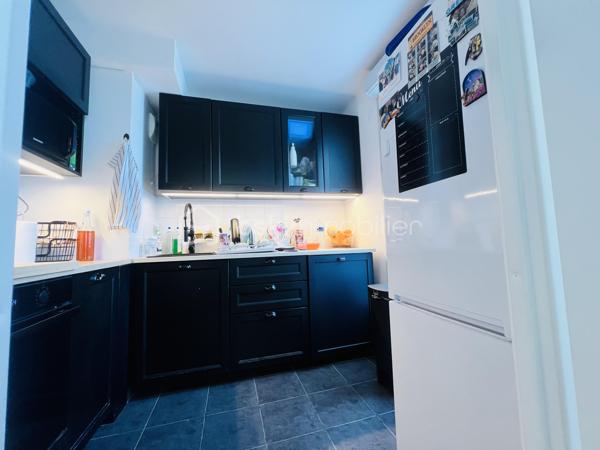 Dans une résidence récente et sécurisée de 2016, découvrez ce bel appartement 3 pièces de 63m² NORME PMR entièrement rénové en 2024 , situé au 5ᵉ étage sur 6 avec ascenseur, bénéficiant d’une exposition SUD-OUEST qui apporte une excellente luminosité.
Agencement:
       Entrée : 6.30 m²
       Séjour lumineux : 21 m²
      Cuisine : 4.90 m²
       Chambre 1 : 11.70 m²
       Chambre 2 : 9.10 m²
       Salle de bain : 4.40 m²
       WC séparés : 1.80 m²
      Dégagement : 3.70 m²
Balcon de 8 m², idéal pour profiter des beaux jours.
Place de parking PMR en sous-sol avec double portail .
 Transports:
       Tramway T9 à 6 minutes à pied
      Bus 183 direction Aéroport de Paris-Orly 
       Bus 483 à 3 minutes à pied
      Gare Gare de Choisy-le-Roi à 12 min à pied 
      Accès rapide à l’Autoroute A86