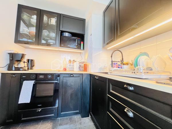 Dans une résidence récente et sécurisée de 2016, découvrez ce bel appartement 3 pièces de 63m² NORME PMR entièrement rénové en 2024 , situé au 5ᵉ étage sur 6 avec ascenseur, bénéficiant d’une exposition SUD-OUEST qui apporte une excellente luminosité.
Agencement:
       Entrée : 6.30 m²
       Séjour lumineux : 21 m²
      Cuisine : 4.90 m²
       Chambre 1 : 11.70 m²
       Chambre 2 : 9.10 m²
       Salle de bain : 4.40 m²
       WC séparés : 1.80 m²
      Dégagement : 3.70 m²
Balcon de 8 m², idéal pour profiter des beaux jours.
Place de parking PMR en sous-sol avec double portail .
 Transports:
       Tramway T9 à 6 minutes à pied
      Bus 183 direction Aéroport de Paris-Orly 
       Bus 483 à 3 minutes à pied
      Gare Gare de Choisy-le-Roi à 12 min à pied 
      Accès rapide à l’Autoroute A86