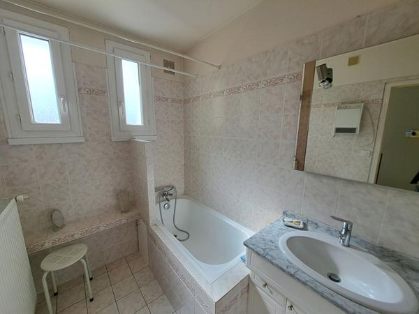 A VENDRE-MAISON A DEUX PAS DES COMMODITES LA FLECHE