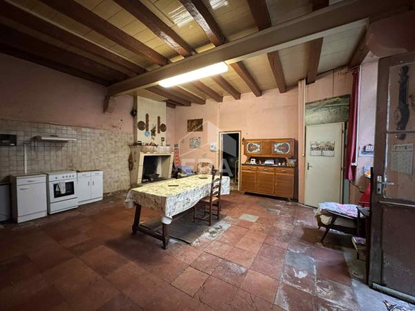 Maison de centre  ville de 210m² à rénover à  Bourg