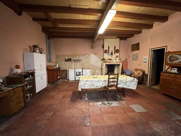 Maison de centre  ville de 210m² à rénover à  Bourg