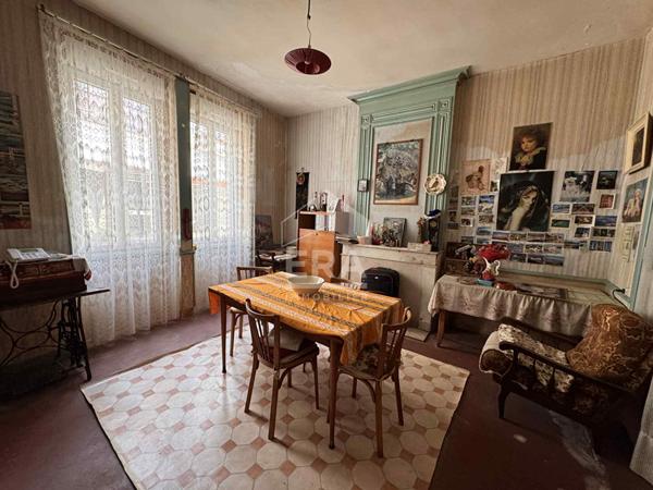 Maison de centre  ville de 210m² à rénover à  Bourg