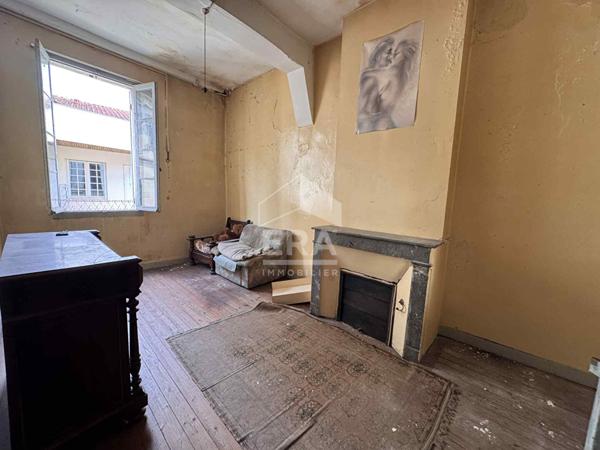 Maison de centre  ville de 210m² à rénover à  Bourg