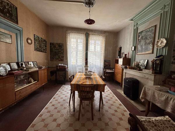 Maison de centre  ville de 210m² à rénover à  Bourg