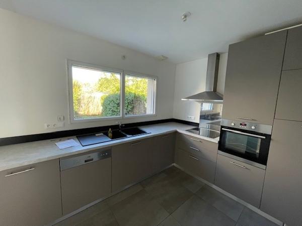 maison récente de 2015 avec 3 chambres dont une suite parentale avec garage