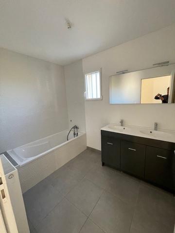 maison récente de 2015 avec 3 chambres dont une suite parentale avec garage